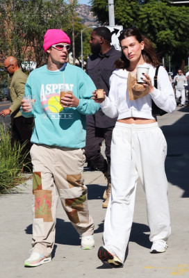 05.11 | No Maru Cafe, em Los Feliz com Hailey Bieber