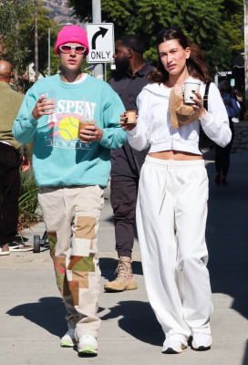 05.11 | No Maru Cafe, em Los Feliz com Hailey Bieber