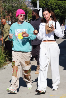 05.11 | No Maru Cafe, em Los Feliz com Hailey Bieber