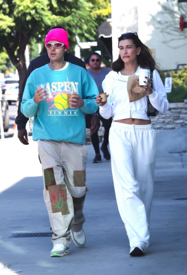 05.11 | No Maru Cafe, em Los Feliz com Hailey Bieber
