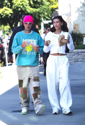 05.11 | No Maru Cafe, em Los Feliz com Hailey Bieber