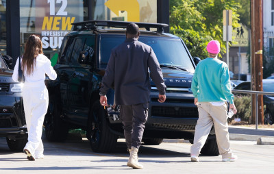 05.11 | No Maru Cafe, em Los Feliz com Hailey Bieber