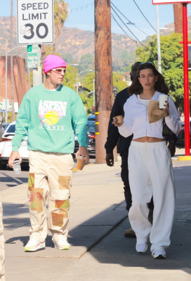 05.11 | No Maru Cafe, em Los Feliz com Hailey Bieber
