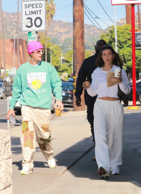 05.11 | No Maru Cafe, em Los Feliz com Hailey Bieber