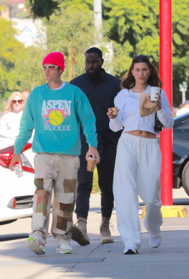 05.11 | No Maru Cafe, em Los Feliz com Hailey Bieber