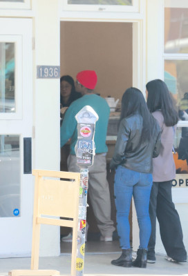 05.11 | No Maru Cafe, em Los Feliz com Hailey Bieber