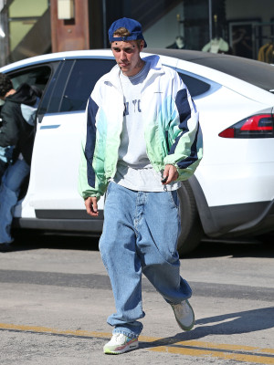 06.11 | Encontra alguns amigos em West Hollywood