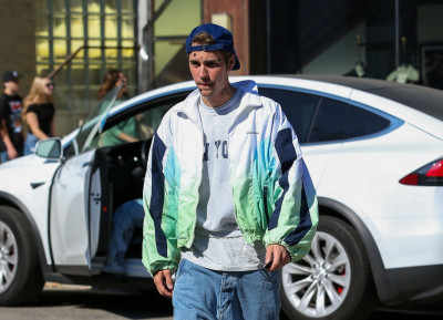 06.11 | Encontra alguns amigos em West Hollywood
