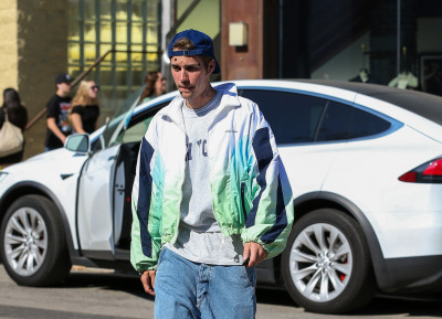 06.11 | Encontra alguns amigos em West Hollywood