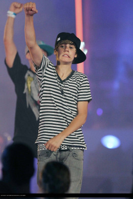 19.06 | Justin Bieber ensaiando para o MMVA 2010