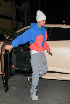 30.11 | Chega para um culto na Churchome em Beverly Hills