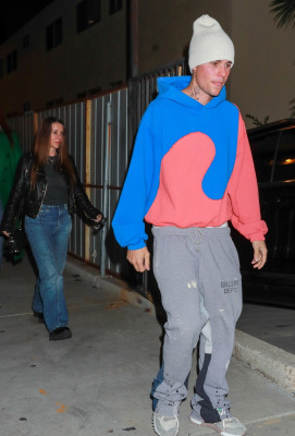 30.11 | Saindo da missa na Churchome, em Beverly Hills