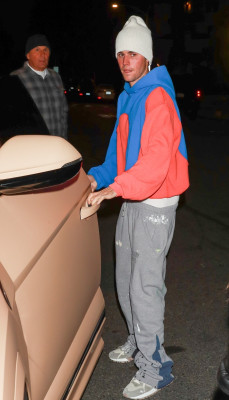 30.11 | Saindo da missa na Churchome, em Beverly Hills