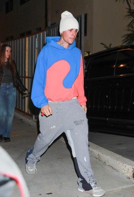 30.11 | Saindo da missa na Churchome, em Beverly Hills