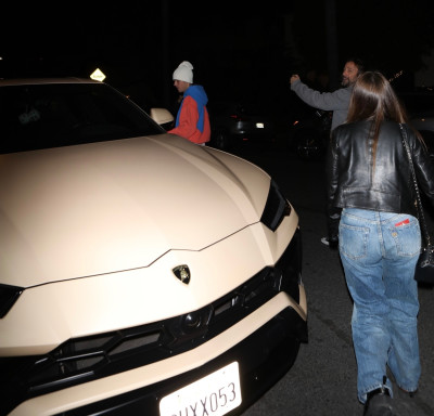 30.11 | Saindo da missa na Churchome, em Beverly Hills