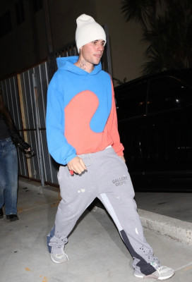 30.11 | Saindo da missa na Churchome, em Beverly Hills