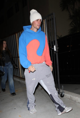 30.11 | Saindo da missa na Churchome, em Beverly Hills