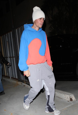 30.11 | Saindo da missa na Churchome, em Beverly Hills