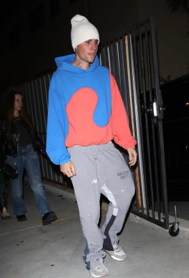 30.11 | Saindo da missa na Churchome, em Beverly Hills