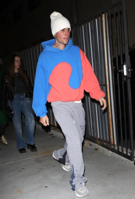 30.11 | Saindo da missa na Churchome, em Beverly Hills