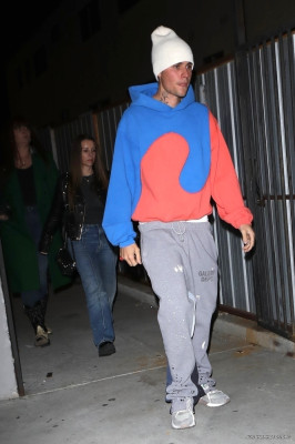 30.11 | Saindo da missa na Churchome, em Beverly Hills