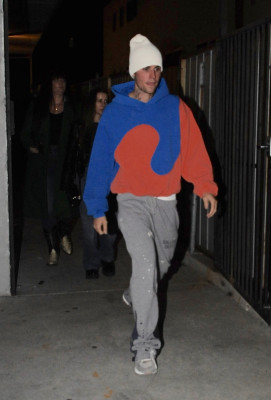 30.11 | Saindo da missa na Churchome, em Beverly Hills