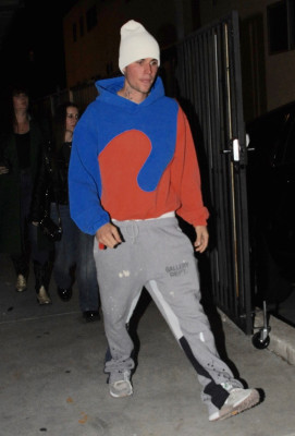 30.11 | Saindo da missa na Churchome, em Beverly Hills
