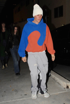 30.11 | Saindo da missa na Churchome, em Beverly Hills
