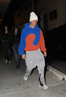 30.11 | Saindo da missa na Churchome, em Beverly Hills
