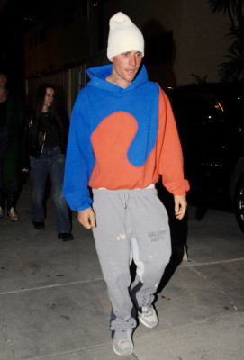 30.11 | Saindo da missa na Churchome, em Beverly Hills