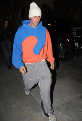 30.11 | Saindo da missa na Churchome, em Beverly Hills