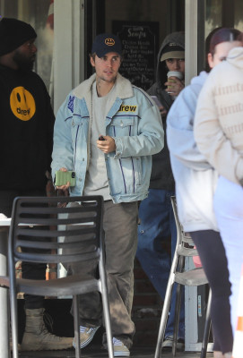 13.12 | Saindo do Beverly Glen Deli em Los Angeles