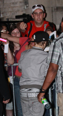 19.06 | Justin Bieber cumprimentando fãs após ensaios para MMVA 2010