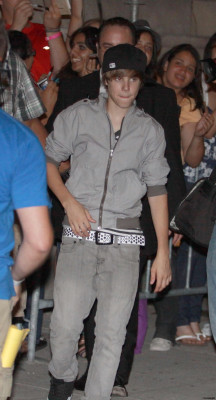 19.06 | Justin Bieber cumprimentando fãs após ensaios para MMVA 2010
