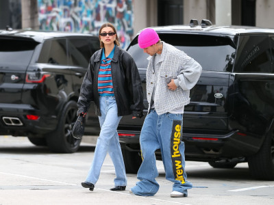 13.03 | Justin e Hailey Bieber em Los Angeles, Califórnia.