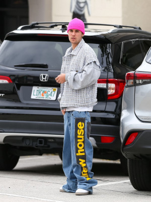 13.03 | Justin e Hailey Bieber em Los Angeles, Califórnia.