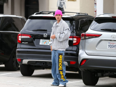13.03 | Justin e Hailey Bieber em Los Angeles, Califórnia.