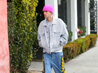 13.03 | Justin e Hailey Bieber em Los Angeles, Califórnia.