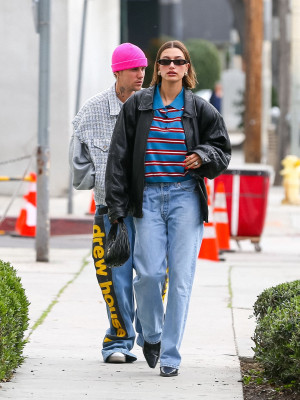 13.03 | Justin e Hailey Bieber em Los Angeles, Califórnia.