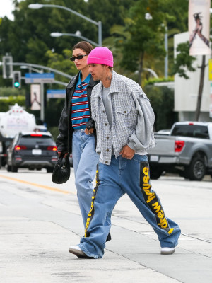 13.03 | Justin e Hailey Bieber em Los Angeles, Califórnia.