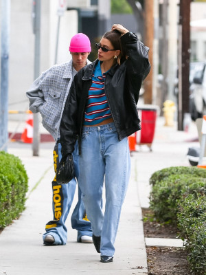 13.03 | Justin e Hailey Bieber em Los Angeles, Califórnia.