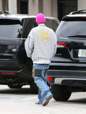 13.03 | Justin e Hailey Bieber em Los Angeles, Califórnia.
