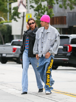 13.03 | Justin e Hailey Bieber em Los Angeles, Califórnia.