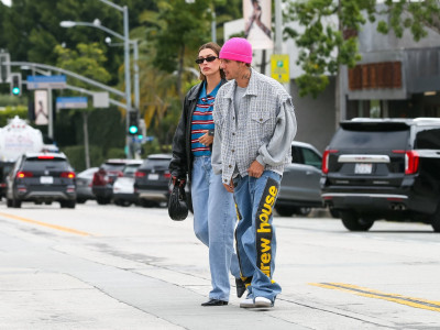 13.03 | Justin e Hailey Bieber em Los Angeles, Califórnia.