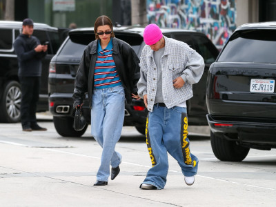 13.03 | Justin e Hailey Bieber em Los Angeles, Califórnia.