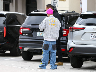 13.03 | Justin e Hailey Bieber em Los Angeles, Califórnia.