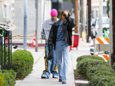 13.03 | Justin e Hailey Bieber em Los Angeles, Califórnia.