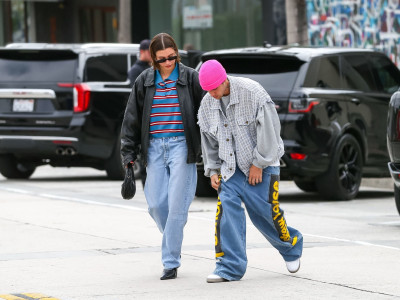 13.03 | Justin e Hailey Bieber em Los Angeles, Califórnia.