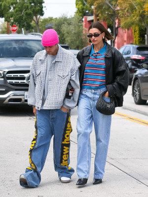 13.03 | Justin e Hailey Bieber em Los Angeles, Califórnia.