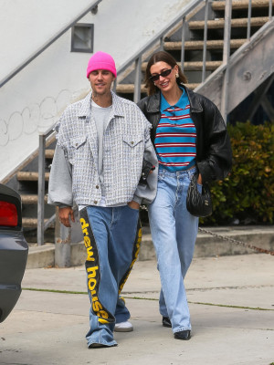 13.03 | Justin e Hailey Bieber em Los Angeles, Califórnia.